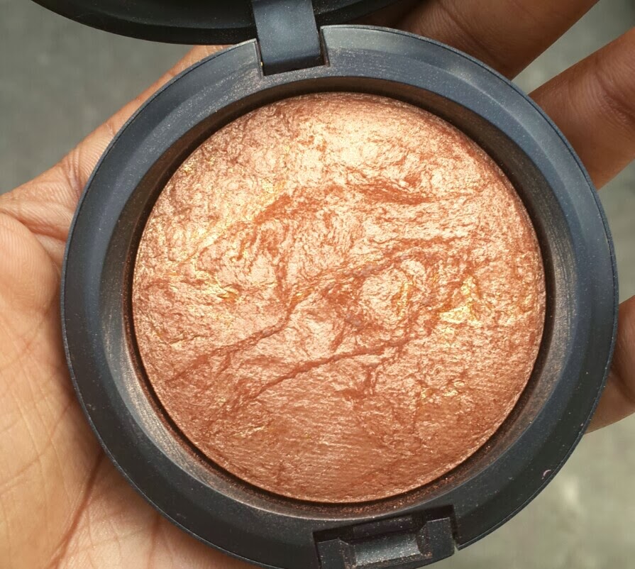 DAZZLE BEAUTIE MAC Mineralize Skinfinish in "Gold Deposit" Review
